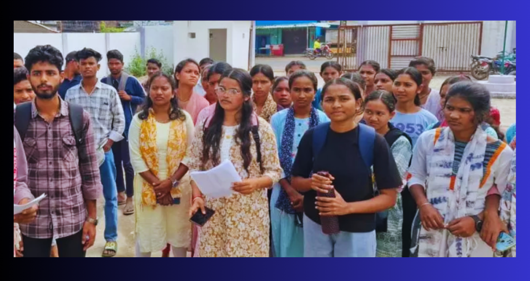 mantoraa chhattisgarh news college students at the Collectorate — they warned of a major protest if the liquor shop isn’t removed. bijaspur news, bastar news,